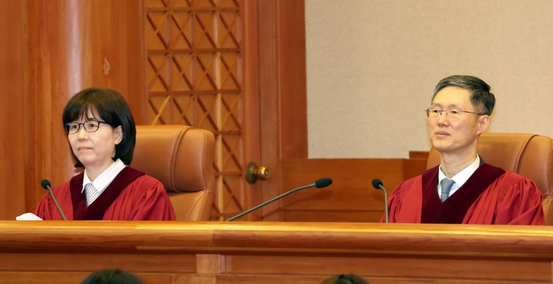 문형배(오른쪽) 헌법재판소장 권한대행과 이미선 헌법재판관이 10일 오후 서울 종로구 헌법재판소 대심판정에서 열린 4월 심판사건 선고에 참석하고 있다.(공동취재) 2025.4.10/뉴스1 ⓒ News1 오대일 기자