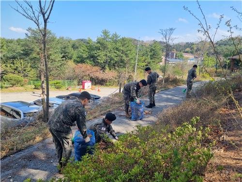 산책로 쓸고 배수로 정비도 (출처=연합뉴스)