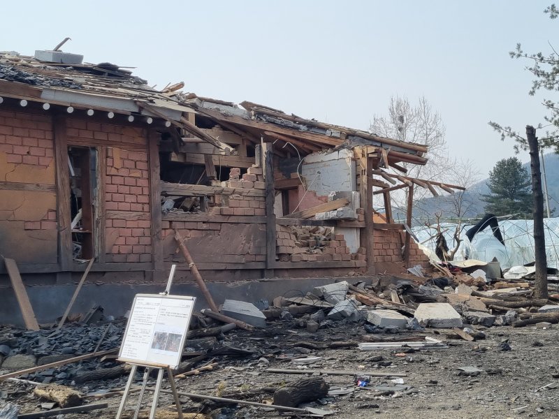 [포천=뉴시스] 김도희 기자 = 경기 포천시에서 발생한 군 폭탄 오발사고 이틀째인 7일 파손된 건물 인근이 통제되고 있다. 2025.03.07 kdh@newsis.com
