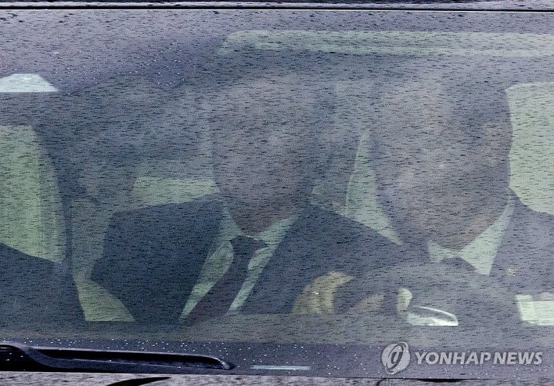 서울중앙지법 들어서는 윤석열 전 대통령 (출처=연합뉴스)