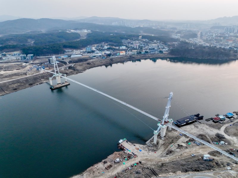 [여주=뉴시스]5월1일 개통 예정인 여주남한강출렁다리(사진=뉴시스 DB)