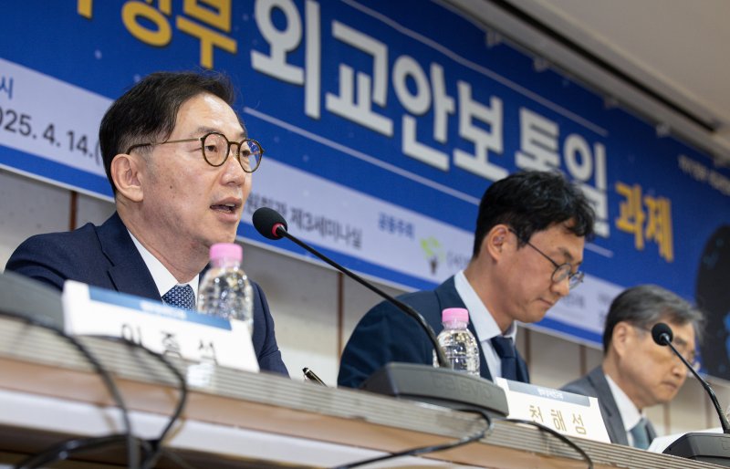 천해성 전 통일부 차관이 14일 오전 서울 여의도 국회 의원회관에서 열린 세미나에서 주제발표를 하고 있다. 2025.4.14/뉴스1 ⓒ News1 이재명 기자