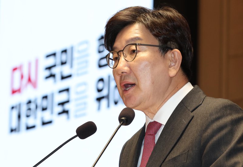 [서울=뉴시스] 조성봉 기자= 권성동 국민의힘 원내대표가 14일 오후 서울 여의도 국회에서 열린 의원총회에서 발언을 하고 있다. 2025.04.14. suncho21@newsis.com
