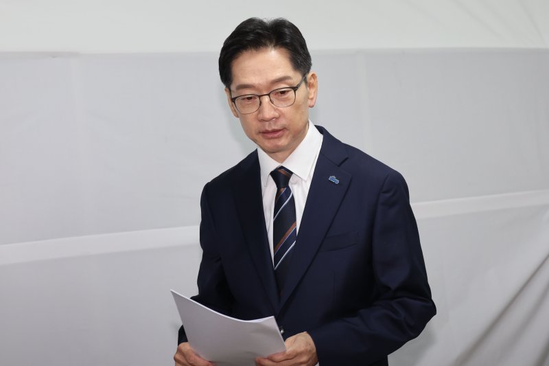 [서울=뉴시스] 권창회 기자 = 대선 출마를 선언한 김경수 전 경남지사가 14일 서울 여의도 경선 선거사무실에서 열린 대통령 집무실 관련 입장발표 기자회견에 참석하고 있다. 2025.04.14. kch0523@newsis.com