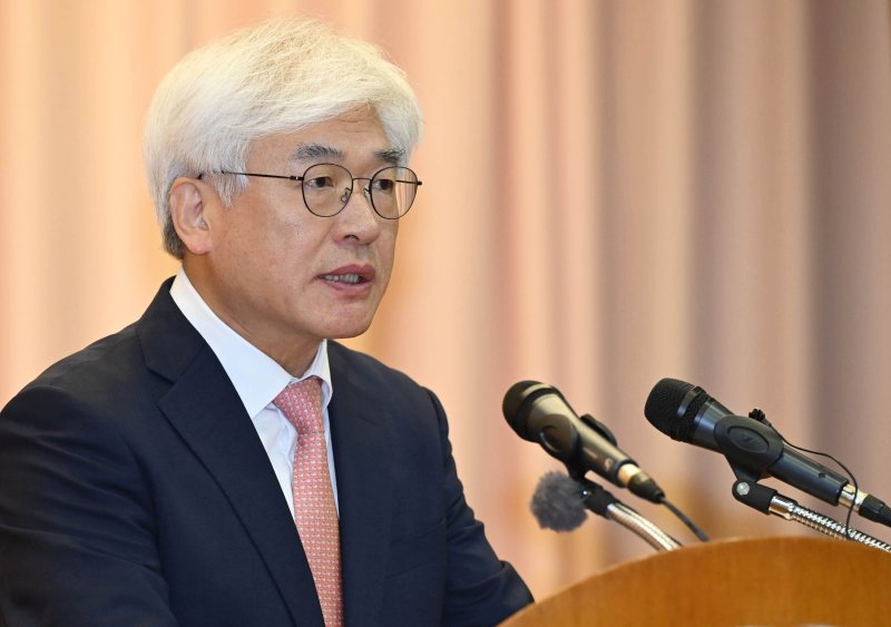 [서울=뉴시스] 최동준 기자 = 마은혁 헌법재판관이 9일 서울 종로구 헌법재판소에서 열린 취임식에서 인사를 하고 있다. (공동취재) 2025.04.09. photo@newsis.com