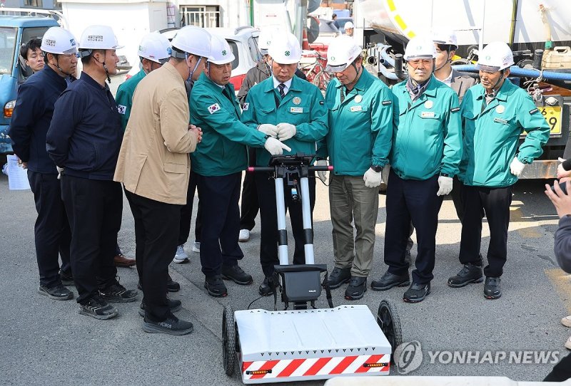 부산 교통공사, GPR(지표투과레이더) 탐사 장비를 활용 지반 안전성 점검 (출처=연합뉴스)
