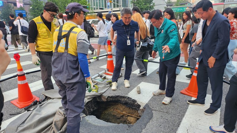 [서울=뉴시스]박강수 마포구청장이 서교동 도로 침하 현장을 찾아 조치에 나섰다.