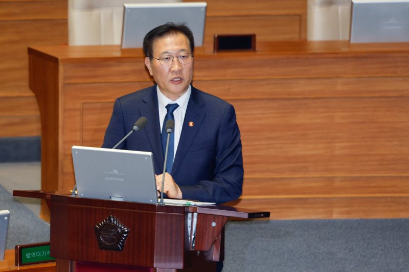 박성재 법무부 장관이 14일 오후 서울 여의도 국회 본회의장에서 김영배 더불어민주당 의원의 정치·외교·통일·안보에 관한 대정부질문에 답하고 있다. 2025.4.14/뉴스1 ⓒ News1 안은나 기자