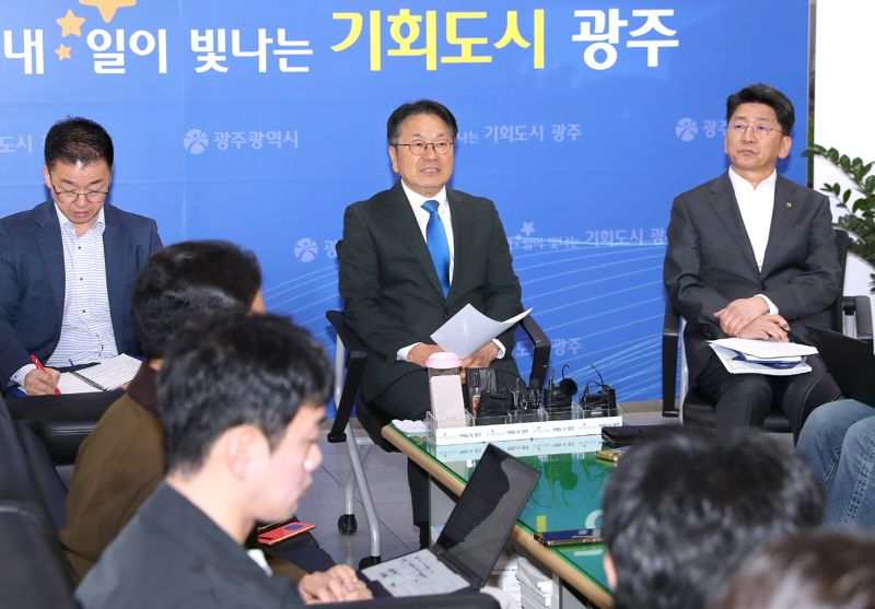 강기정 광주광역시장이 14일 시청에서 기자들과 만나 지역 핵심 현안이 각 정당 대선공약에 반영될 수 있도록 서울 대외협력본부에 '주간 여의도 집무실'을 운영하겠다고 밝히고 있다. 광주광역시 제공