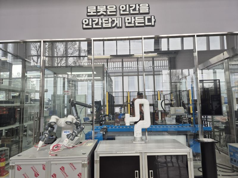 "치킨 튀기고, 물건 옮기고"...인간과 협업하는 로봇, 여기 다 있었네[현장르포]