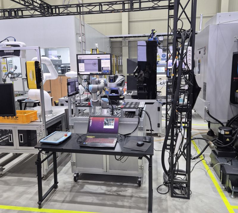 "치킨 튀기고, 물건 옮기고"...인간과 협업하는 로봇, 여기 다 있었네[현장르포]