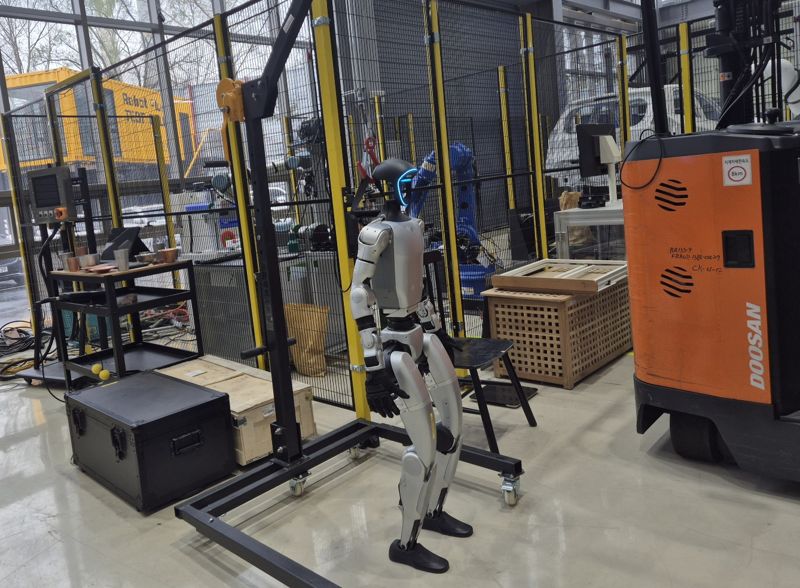 "치킨 튀기고, 물건 옮기고"...인간과 협업하는 로봇, 여기 다 있었네[현장르포]