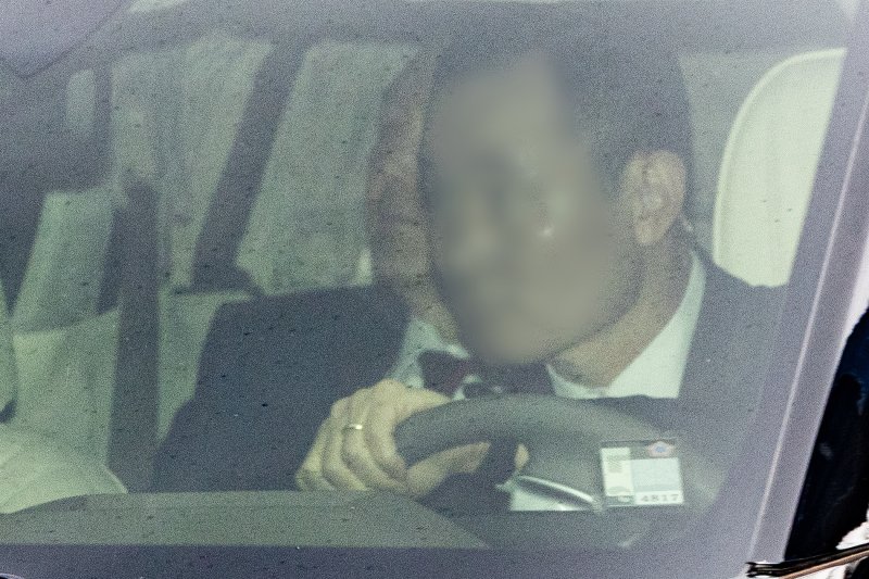 [서울=뉴시스] 김명년 기자 = 윤석열 전 대통령이 14일 오전 서울 서초구 서울중앙지방법원에서 열린 내란 우두머리 혐의 1차 공판에 차량을 타고 출석하고 있다. 2025.04.14. kmn@newsis.com
