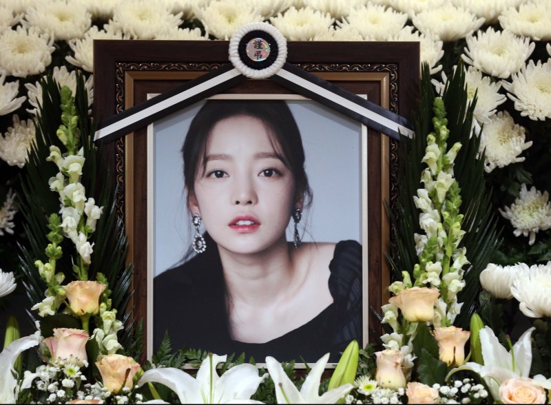 "故구하라 사진에 관 합성"…도 넘은 마케팅 日 걸그룹 '뭇매'