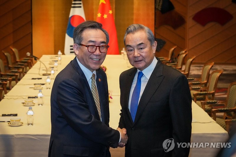 기념촬영하는 조태열 장관-왕이 외교부장 (출처=연합뉴스)