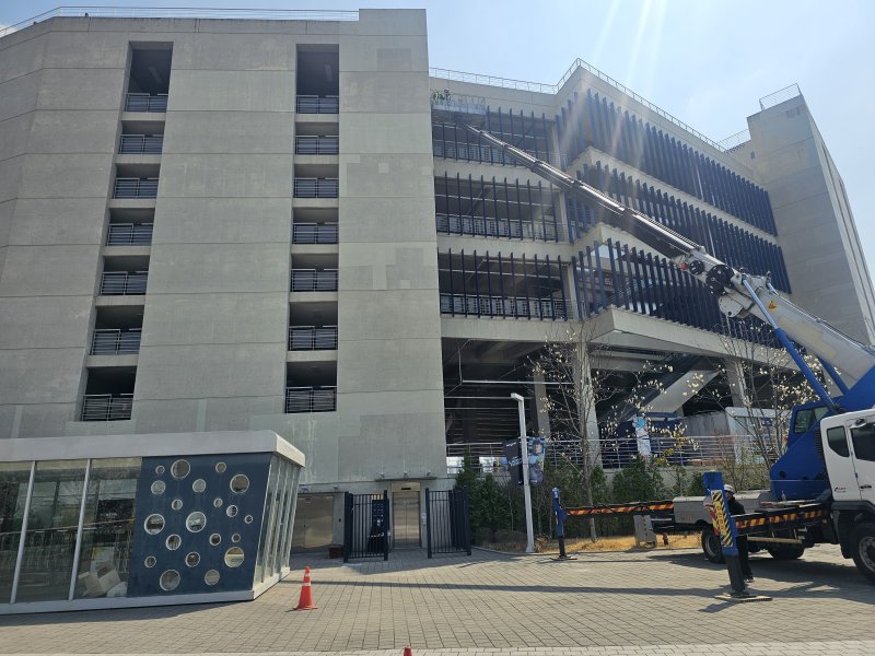 [창원=뉴시스] 강경국 기자 = 지난달 29일 창원NC파크에서 발생한 구조물 추락 사고로 20대 여성이 숨진 사건과 관련해 지난 1일 경남 창원시 마산회원구 창원NC파크에서 안전점검 업체가 안전점검을 진행하고 있다. 2025.04.01. kgkang@newsis.com