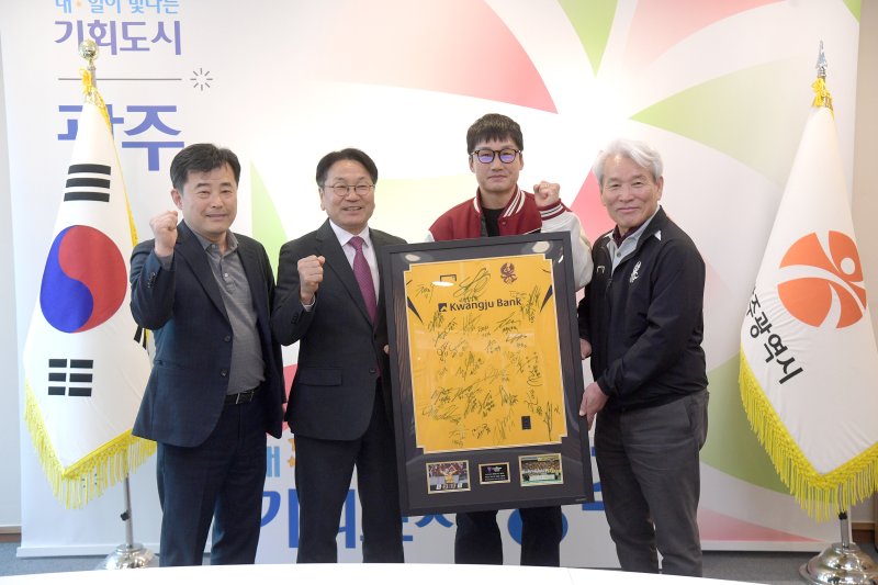 프로축구 광주FC 이정효 감독이 아시아축구연맹(AFC) 챔피언스리그 엘리트(ACLE) 8강전을 앞두고 14일 구단주인 강기정 광주시장에게 선전 의지를 담은 선수단 사인 유니폼 액자를 전달한 후 기념촬영을 하고 있다.(광주시 제공. 재판매 및 DB 금지) 2025.4.14/뉴스1