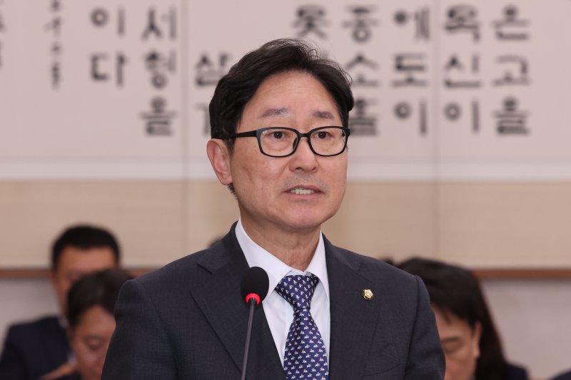 [서울=뉴시스] 권창회 기자 = 박범계 법안심사1소위원장이 19일 서울 여의도 국회에서 열린 법제사법위원회 전체회의에서 현안보고를 하고 있다. 2025.03.19. kch0523@newsis.com