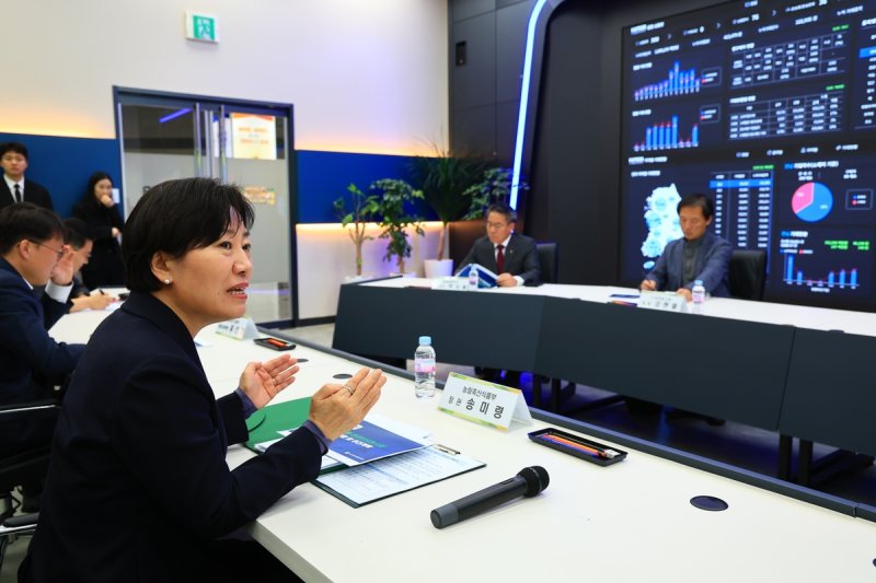 농수산물 온라인도매시장 상황실 찾은 송미령 장관 (출처=연합뉴스)