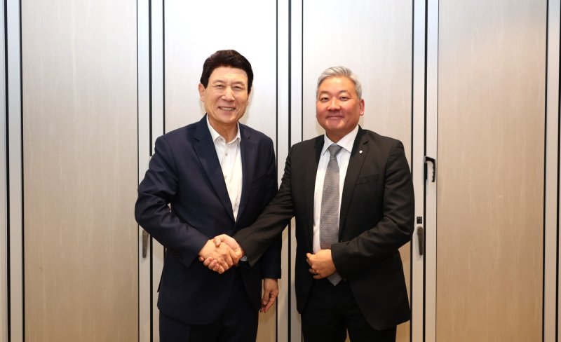[포항=뉴시스] 송종욱 기자 = 이강덕 포항시장은 14일 서울 강남구의 한 식당에서 이주옥 세계경제포럼(WEF) 아시아·태평양 국장과 포항시와 WEF 간 협력 방안에 대해 논의했다. 사진은 이강덕(왼쪽) 시장과 이주옥 국장이 협력 방안을 논의한 후 기념 촬영하는 모습. (사진=포항시 제공) 2025.04.14. photo@newsis.com