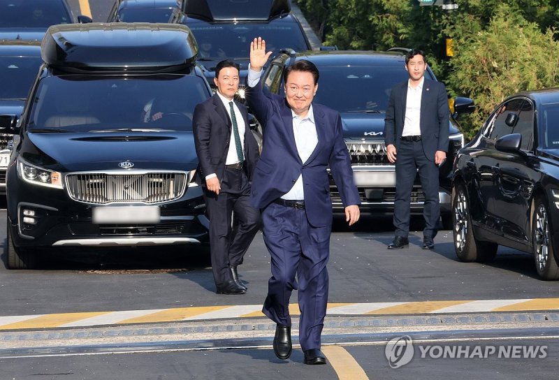 손 흔들며 관저 나서는 윤 전 대통령 (출처=연합뉴스)