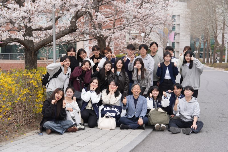 국민대가 '국민 벚꽃 사진관 시즌2' 행사를 열었다. 교수와 학생들이 함께 기념사진을 찍고 있다. (사진=국민대 제공) *재판매 및 DB 금지
