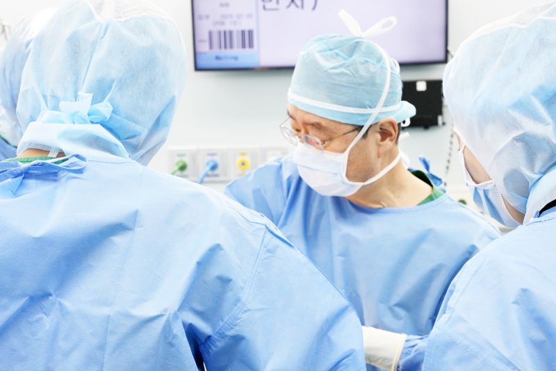 연세사랑병원 고용곤 병원장이 무릎 인공관절 치환술을 집도하고 있다. 연세사랑병원 제공