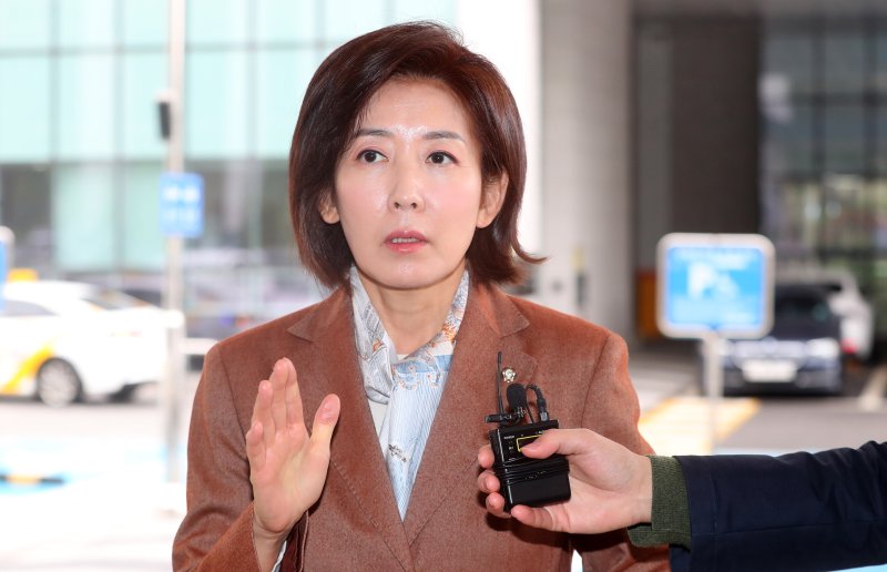 [서울=뉴시스] 김혜진 기자 = 나경원 국민의힘 의원이 14일 오전 서울 양천구 서울남부지방법원에서 열린 국회 패스트트랙 재판에 출석하기 전 사법개혁 공약을 발표하고 있다. 2025.04.14. jini@newsis.com