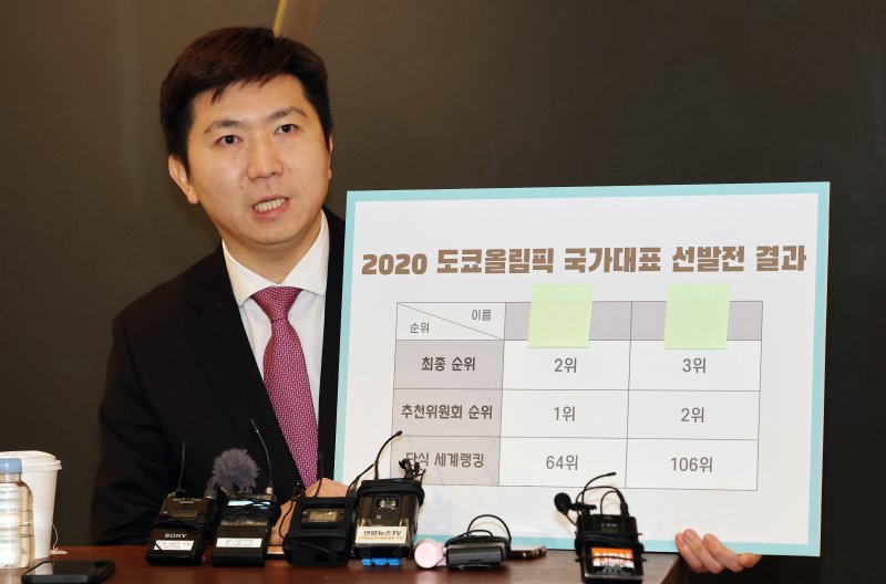 제42대 대한체육회장 선거에 출마하는 유승민 후보가 13일 오전 서울 종로구 삼청로 학고재 갤러리에서 기자회견을 하고 있다. 2025.1.13/뉴스1 ⓒ News1 임세영 기자