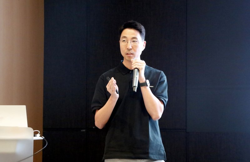 김민표 두산로보틱스 대표가 전 임직원들이 모인 타운홀 미팅 자리에서 회사의 방향성과 비전에 대해 공유하고 있다(두산로보틱스 제공)