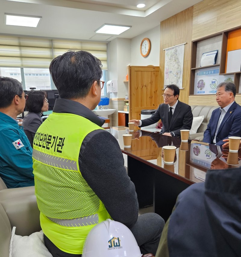 임태희 경기도교육감이 14일 광명시 빛가온초를 찾아 현장을 점검하고 대응 방안을 논의했다. 경기도교육청 제공