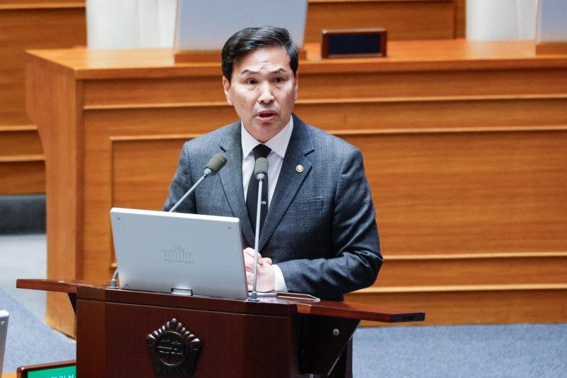 김선호 국방부 장관 직무대행이 14일 오후 서울 여의도 국회 본회의장에서 김병주 더불어민주당 의원의 정치·외교·통일·안보에 관한 대정부질문에 답하고 있다. 2025.4.14/뉴스1 ⓒ News1 안은나 기자