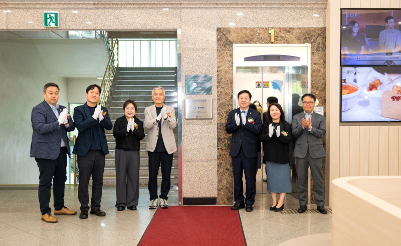 [대전=뉴시스] 충남대 교육국제화역량 인증제 '우수인증대학' 현판 제막식 기념촬영. (사진=충남대 제공) *재판매 및 DB 금지