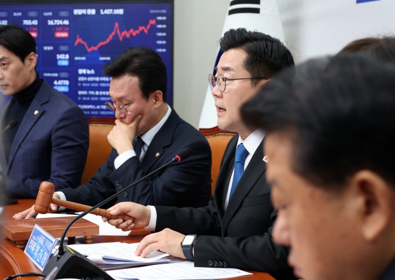[서울=뉴시스] 고승민 기자 = 박찬대 더불어민주당 대표 직무대행 겸 원내대표가 14일 서울 여의도 국회에서 열린 제1차 중앙위원회의에서 안건 상정을 하고 있다. 2025.04.14. kkssmm99@newsis.com