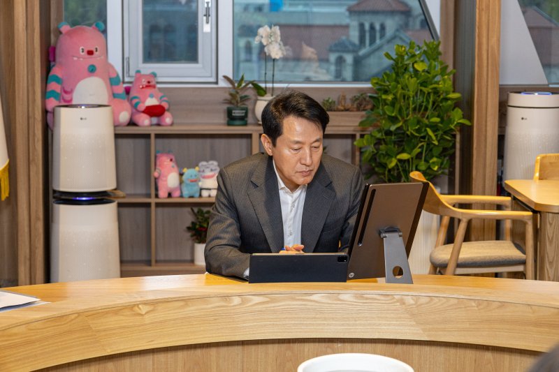 [서울=뉴시스] 오세훈 서울시장이 14일 오후 ‘안전점검 회의’에서 지반침하 안전관리 대책 등 주요 시민안전 대책을 점검하고 있다. 2025.04.14 (사진 제공=서울시) photo@newsis.com *재판매 및 DB 금지