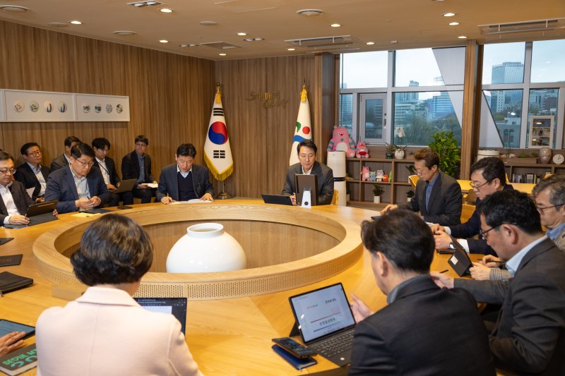 [서울=뉴시스] 오세훈 서울시장이 14일 오후 ‘안전점검 회의’에서 지반침하 안전관리 대책 등 주요 시민안전 대책을 점검하고 있다. 2025.04.14 (사진 제공=서울시) photo@newsis.com *재판매 및 DB 금지