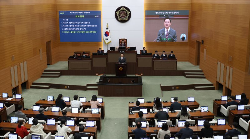 [서울=뉴시스] 추상철 기자 = 오세훈 서울시장이 3일 오후 서울 종로구 서울시의회에서 열린 제329회 시의회 임시회 1차 본회의에서 발언하고 있다. 2025.04.03. scchoo@newsis.com