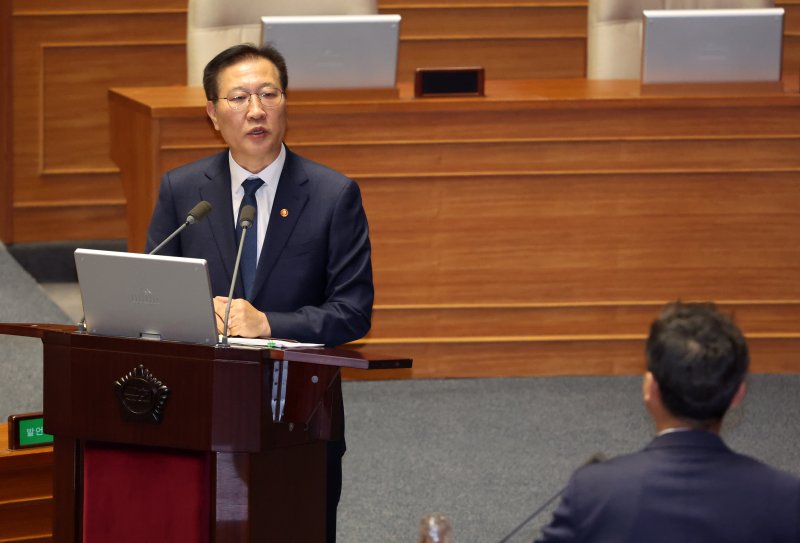 [서울=뉴시스] 조성우 기자 = 박성재 법무부 장관이 14일 오후 서울 여의도 국회에서 열린 제424회 국회(임시회) 제2차 본회의 정치·외교·통일·안보 분야 대정부질문에서 김영배 더불어민주당 의원 질문에 답변하고 있다. 2025.04.14. xconfind@newsis.com