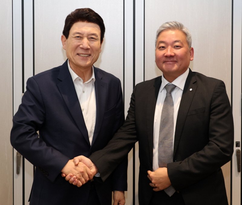 14일 이강덕 시장(왼쪽)이 서울 강남구에서 이주옥 세계경제포럼 아시아태평양 국장과 만나 포항시와 WEF 간 협력 방안에 대해 논의한 후 악수하고 있다. (포항시제공, 제판매 및 DB 금지) 2025.4.14/뉴스1