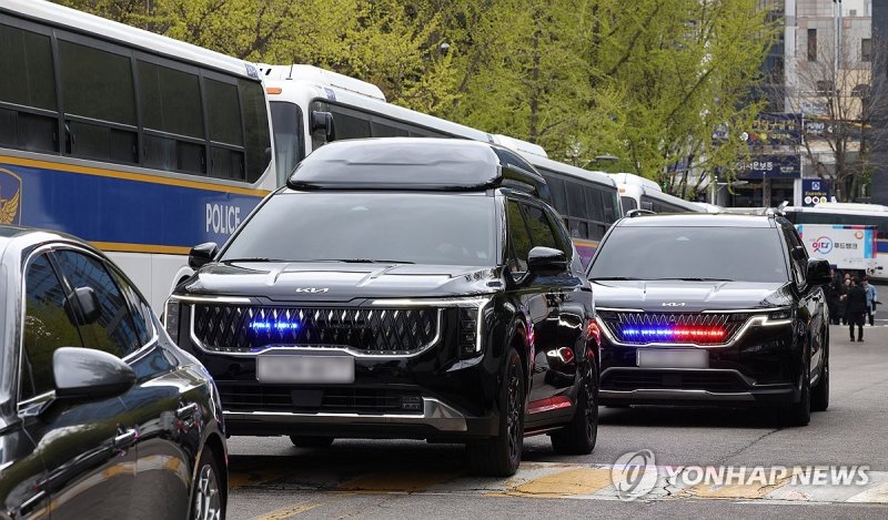 중앙지법 도착한 윤 전 대통령 차량 (출처=연합뉴스)