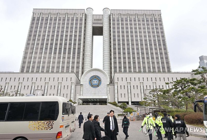 통제되는 중앙지법 (출처=연합뉴스)