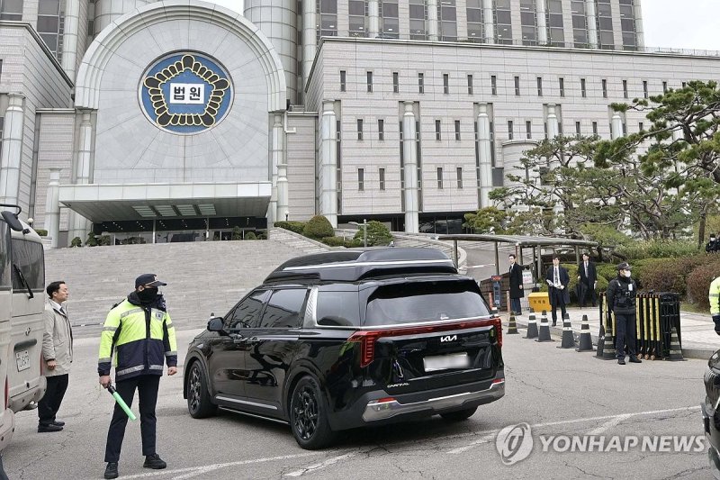 지하주차장 향하는 윤 전 대통령 차량 (출처=연합뉴스)