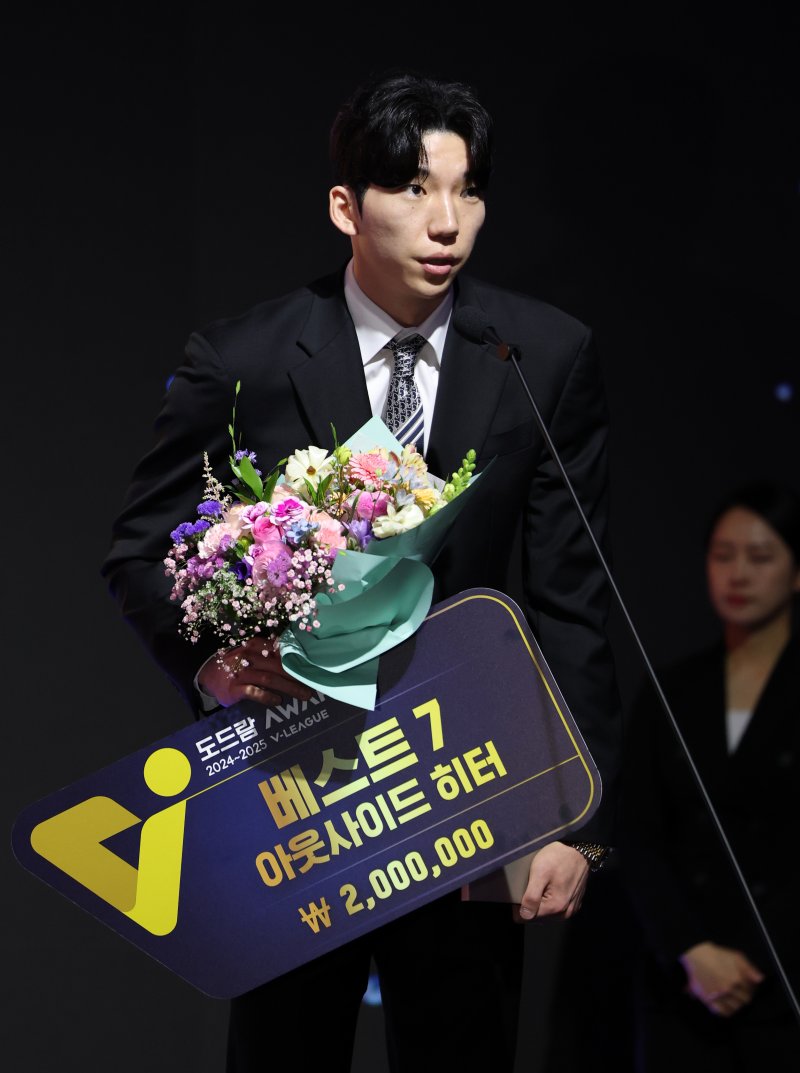 14일 오후 서울 서대문구 그랜드 스위스 호텔에서 열린 프로배구 '2024-2025 도드람 V리그' 시상식에서 남자부 베스트7 상을 수상한삼성화재 현대캐피탈 허수봉(아웃사이드히터)이 소감을 밝히고 있다. 2025.4.14/뉴스1 ⓒ News1 이승배 기자