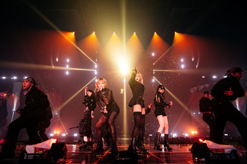 2NE1, 15주년 亞 투어 마침표…12개 도시 27회 공연 22만명 운집