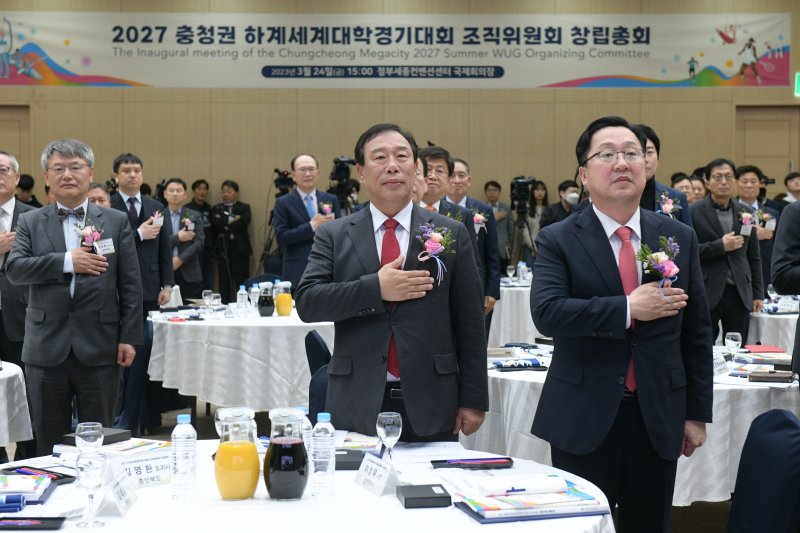 [세종=뉴시스] 2023년 3월, 충청권 하계세계대학경기대회 조직위원회 설립을 위한 창립총회에서 (왼쪽)최민호 세종시장과 이장우 대전시장이 나란히 서있다.(사진=뉴시스 DB). photo@newsis.com *재판매 및 DB 금지