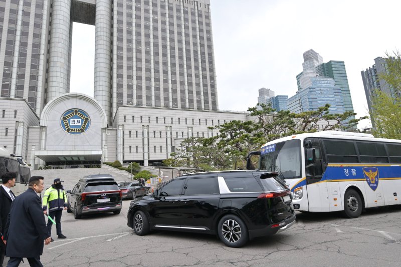 윤석열 전 대통령의 내란 혐의 첫 형사 재판이 열리는 14일 서울중앙지방법원으로 윤 전 대통령이 탑승한 차량이 들어가고 있다. 2025.4.14/뉴스1 ⓒ News1 사진공동취재단