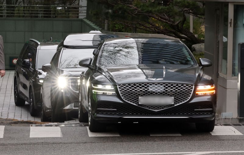 윤석열 전 대통령이 탑승한 차량행렬이 14일 서울중앙지법에서 열리는 ‘내란 우두머리’ 혐의 첫공판에 출석하기 위해 서울 서초구 사저를 나서고 있다. 2025.4.14/뉴스1 ⓒ News1 박세연 기자