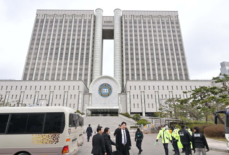 [서울=뉴시스] 사진공동취재단 = 윤석열 전 대통령의 내란 혐의 첫 형사 재판이 열리는 14일 서울 서초구 서울중앙지방법원이 통제되고 있다. 법원은 지난 11일 밤부터 이날 자정까지 필수업무 차량을 제외한 차량의 출입을 금지하는 등 청사 보안을 강화했다. 2025.04.14. photo@newsis.com