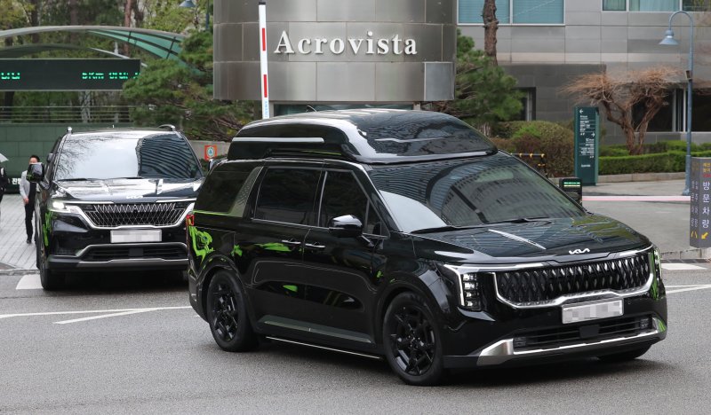 [서울=뉴시스] 이영환 기자 = 윤석열 전 대통령이 탑승한 차량이 14일 오전 서울 서초구 사저에서 서울중앙지방법원으로 향하고 있다.이날 서울중앙지방법원에서는 윤 전 대통령의 내란 혐의 첫 공판이 열린다. 2025.04.14. 20hwan@newsis.com