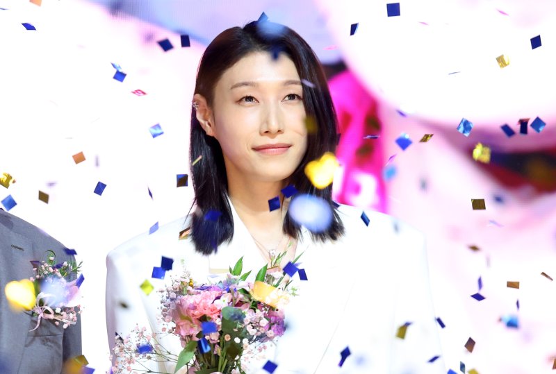 14일 오후 서울 서대문구 그랜드 스위스 호텔에서 열린 프로배구 '2024-2025 도드람 V리그' 시상식에서 여자부 정규리그 MVP상을 수상한 흥국생명 김연경이 기념촬영을 하고 있다. 2025.4.14/뉴스1 ⓒ News1 이승배 기자